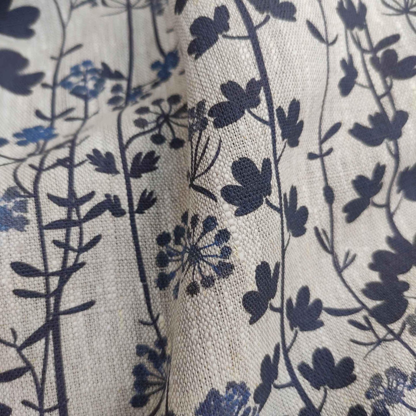 Modernt linneblommigt örngott med botaniskt indigoblått tryck, örngott på linne för Japandi-stil, blommig skandinavisk kudde