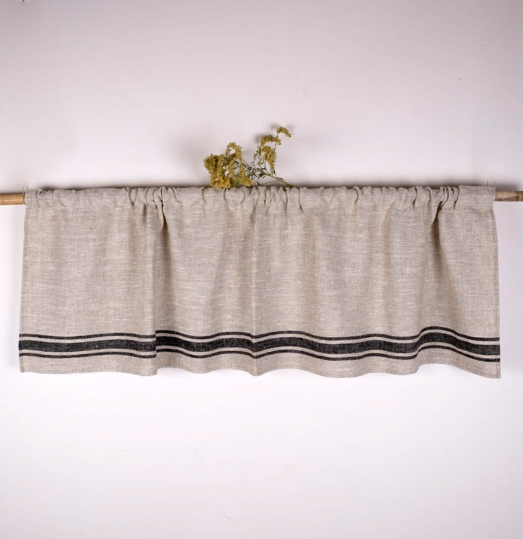 Gardinkappa i linne - gråsvart - Lantgårdsgardiner i linne - Vardagsrum/café Köksfönster - Gardiner i bondgårdsstil i spannmålssäck