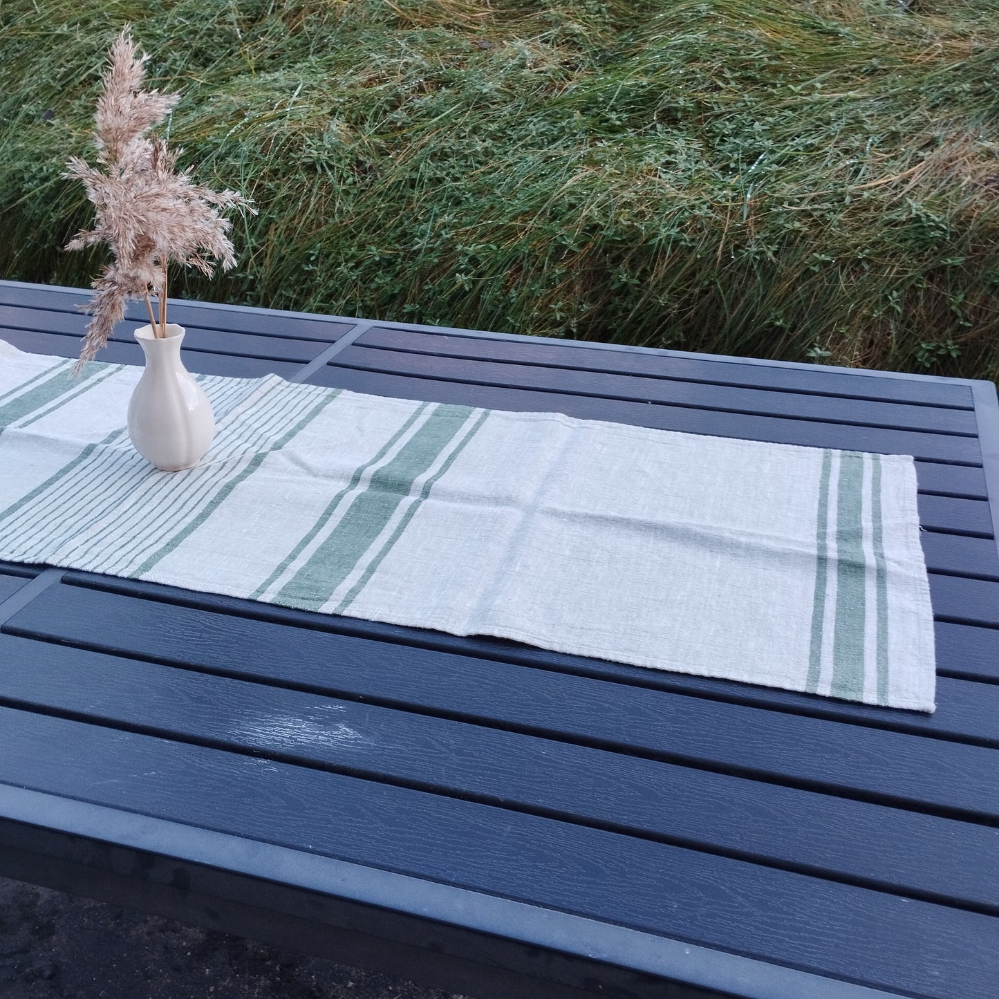 Linnelöpare i naturligt franskt sädestyg. Rustikt randig linne i lantlig stil. Stentvättad. 100 % linne.
