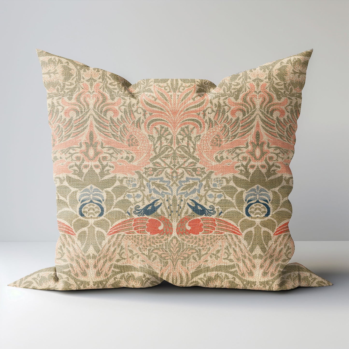 Designerörngott i linne med William Morris-tryck av påfågel och drake, Art and Crafts-örngott på linne för viktorianskt lantligt hem