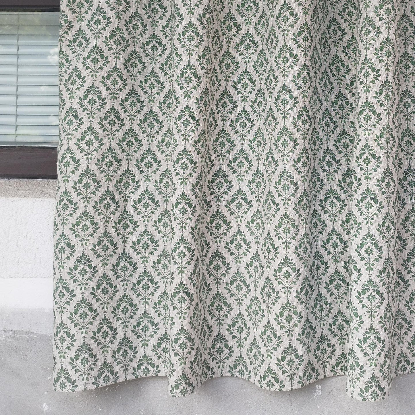 Gardiner 100 % linne med grönt blocktryck FÖRTVÄTTAT. Gardiner för kök, vardagsrum, lantlig stil. Blommig linnepanel för sovrum.