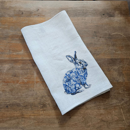 Blommig kökshandduk i linne med kaninmotiv, handdukar med blå kaninmotiv, diskhandduk med lantlig blommotiv, kökshandduk med österländsk inredning