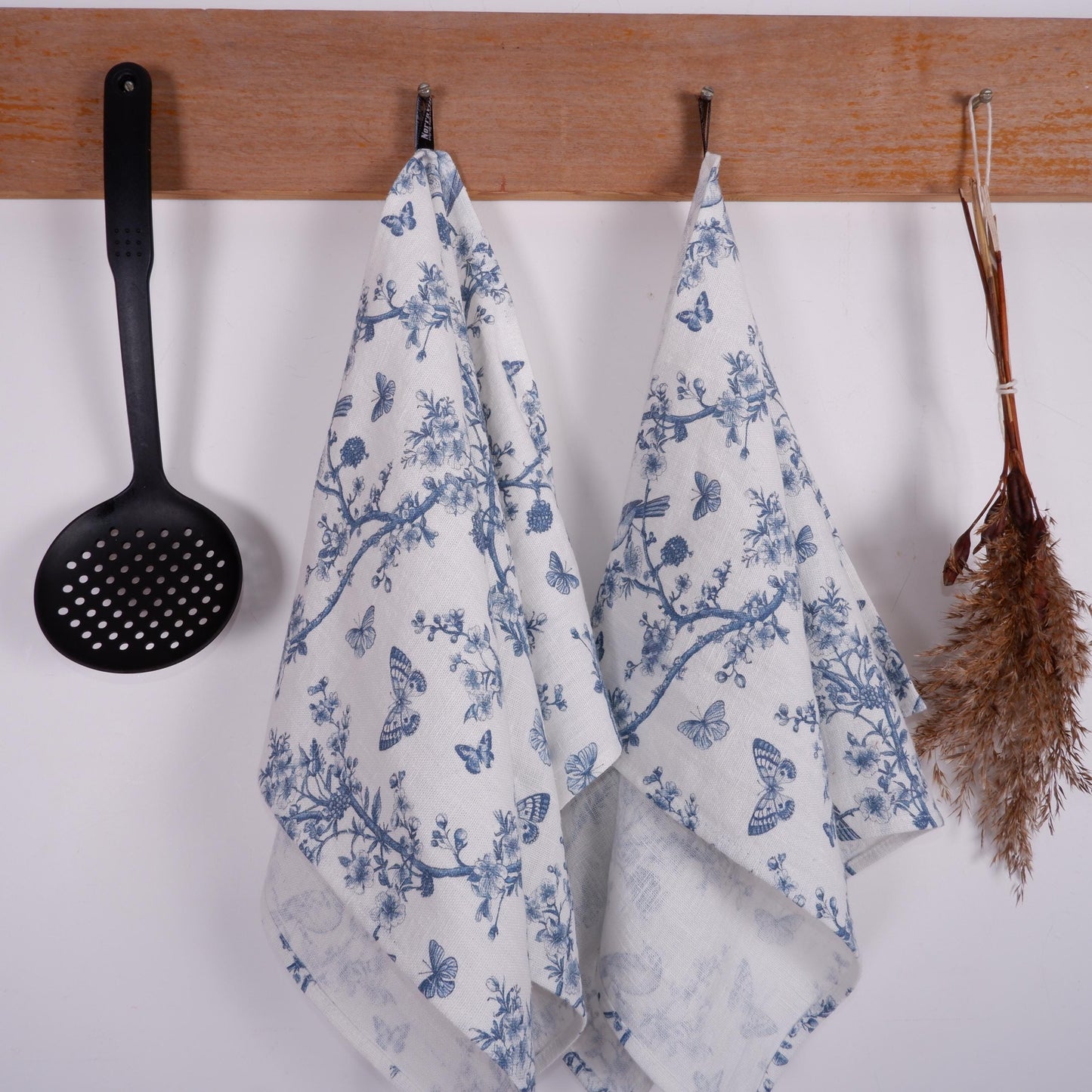 French Tea Towel in linen with toile de jouy print Indigo blue, floral Hand Tea Dish Towel Kitchen Décor Tea Towel