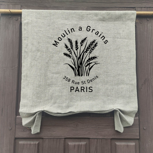 Naturfärgad fransk dörrkappa med 1 panel med Moulin à Grains-stämpel, vita gardinpaneler för dörrfönster i linne