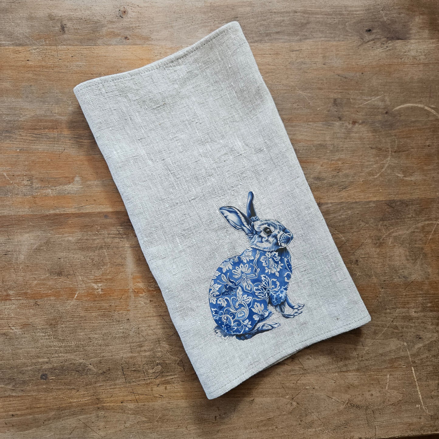 Blommig kökshandduk i linne med kaninmotiv, handdukar med blå kaninmotiv, diskhandduk med lantlig blommotiv, kökshandduk med österländsk inredning