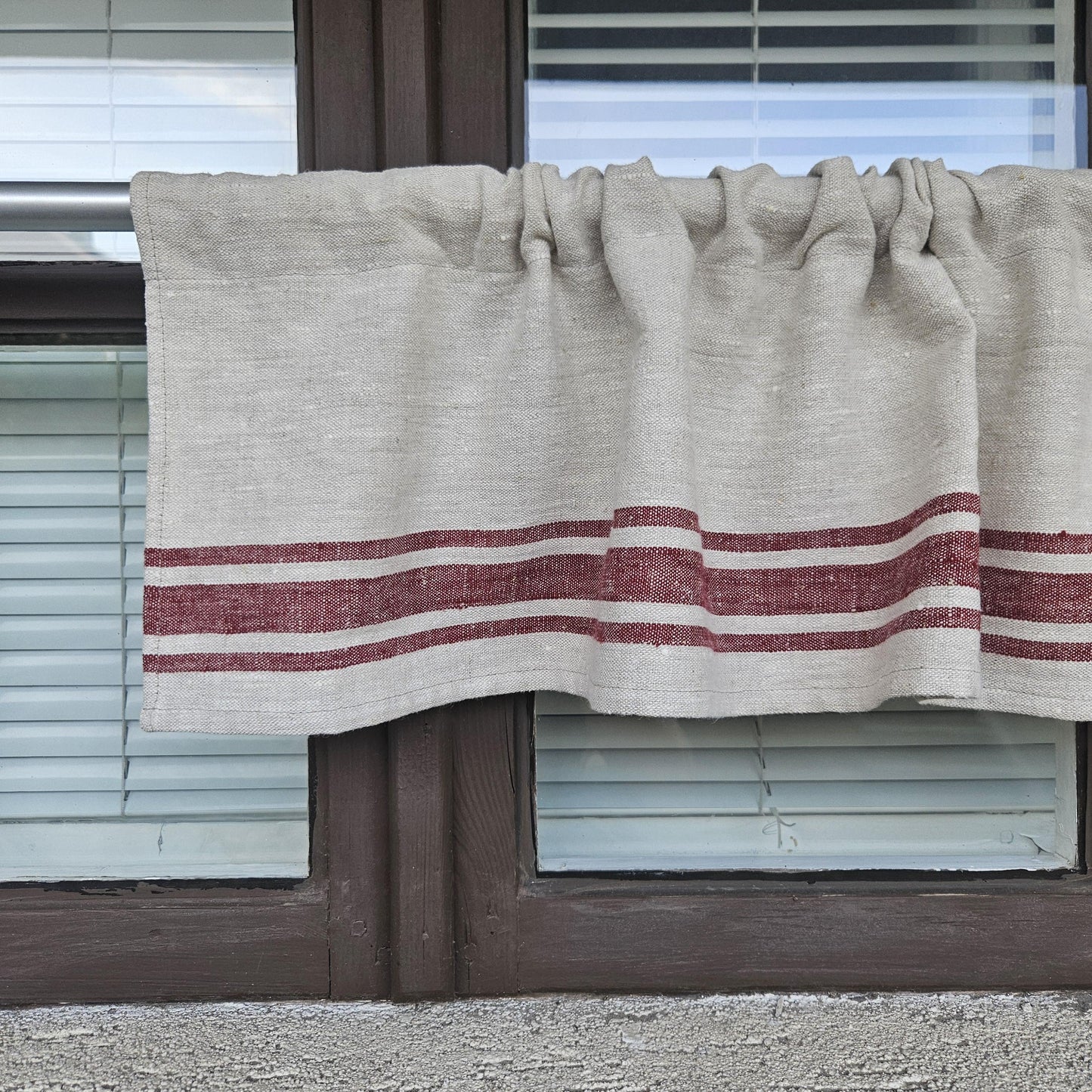 Gardinkappa i lantlig stil - Gardin i linne. Fönsterpanel i vardagsrum, café, kök. Gardin i lantlig stil med säckväv i linne