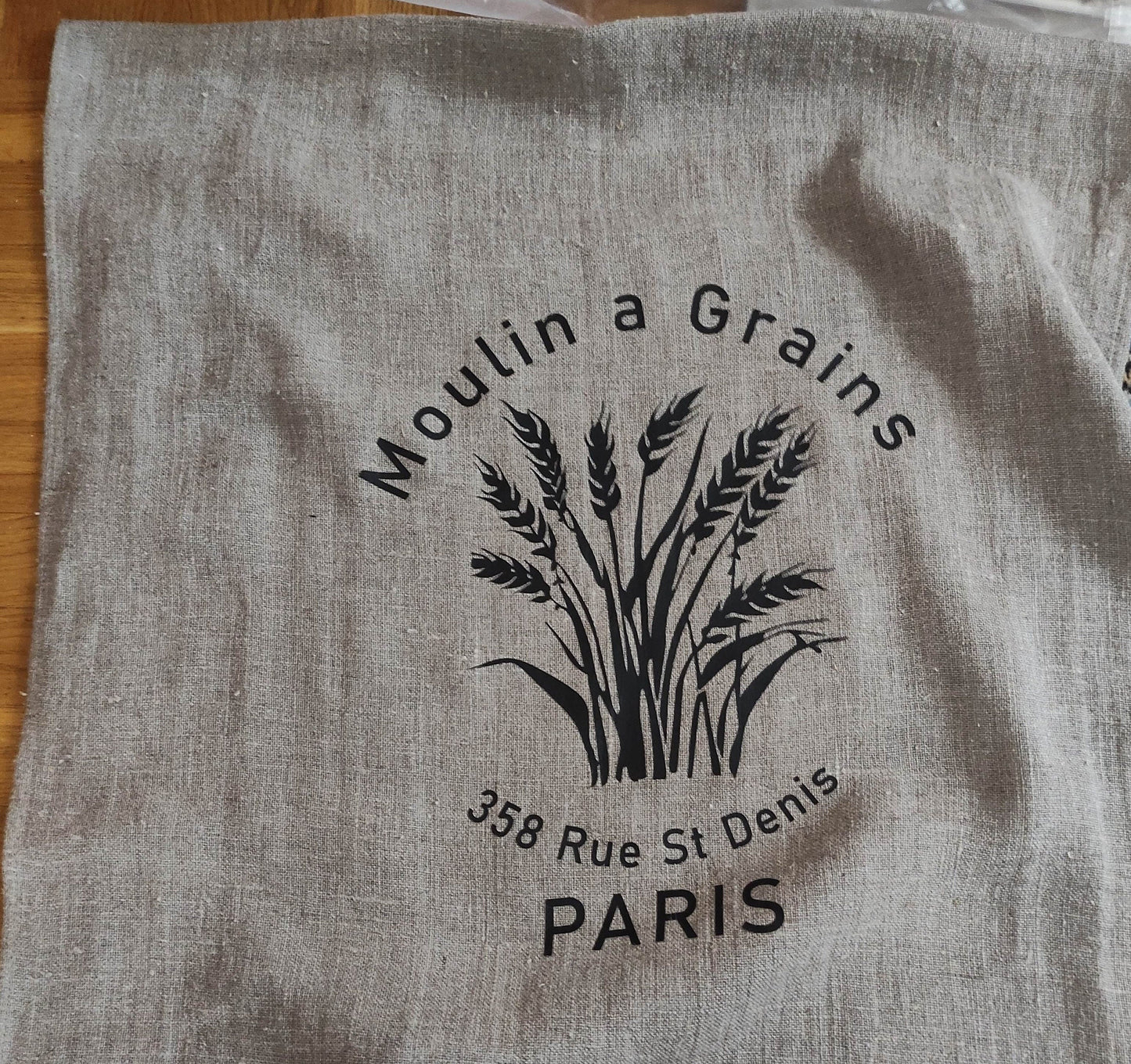 Naturfärgad fransk dörrkappa med 1 panel med Moulin à Grains-stämpel, vita gardinpaneler för dörrfönster i linne