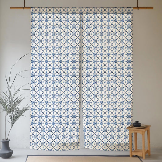 Blåvit Noren-gardin i linne - Japansk Noren-panel i linne med svenskt kakeltryck - Japandi-gardin med dörröppning, stångficka