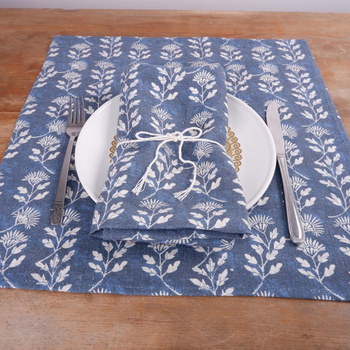 Napkin French linen Toile de jouy in White blue floral with birds and butterflies / Cottage country style Set of linen napkins Stonewashed