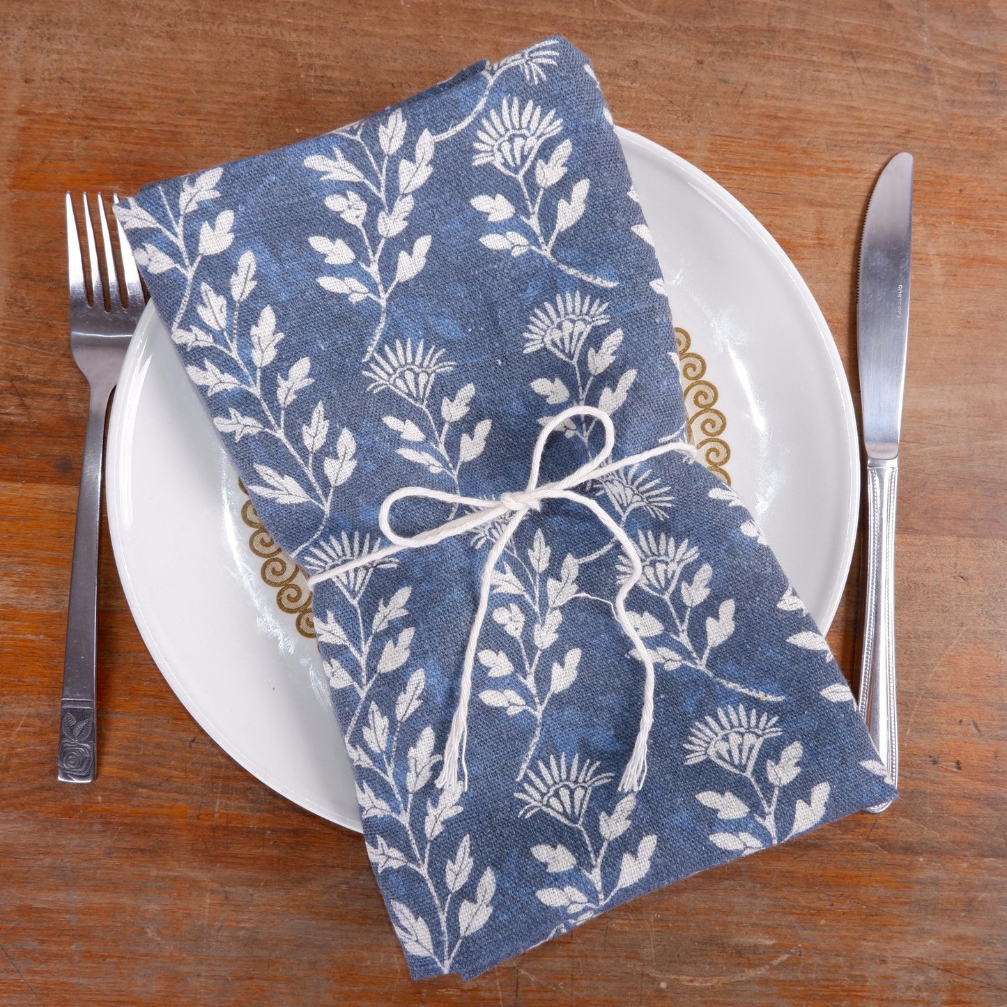 Napkin French linen Toile de jouy in White blue floral with birds and butterflies / Cottage country style Set of linen napkins Stonewashed