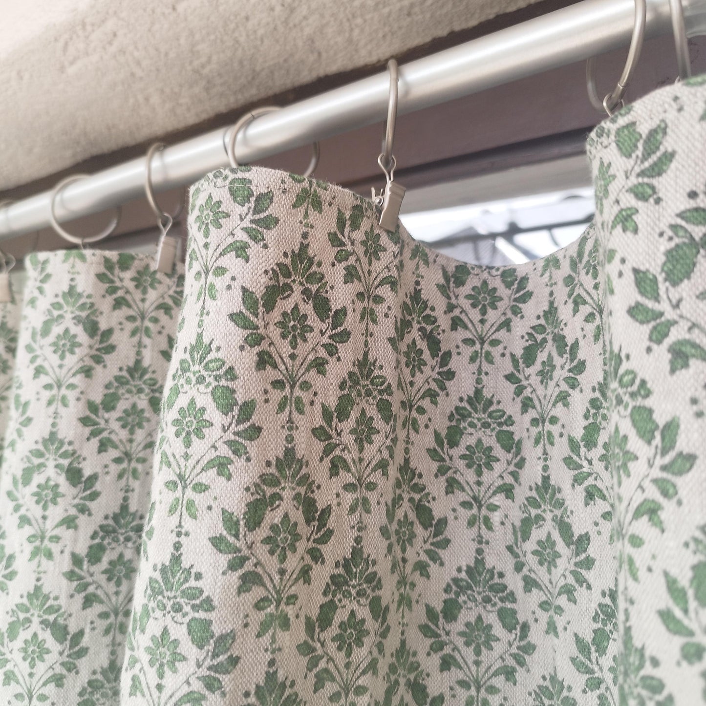 Gardiner 100 % linne med grönt blocktryck FÖRTVÄTTAT. Gardiner för kök, vardagsrum, lantlig stil. Blommig linnepanel för sovrum.